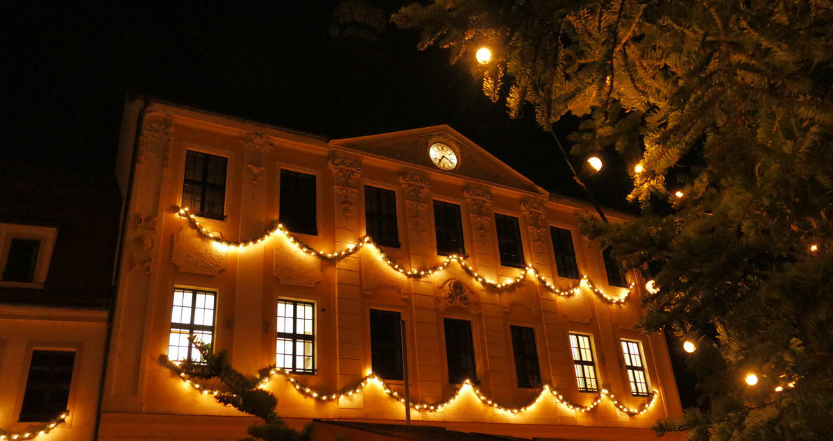 Rathaus Radeberg weihnachtlich geschmückt abends